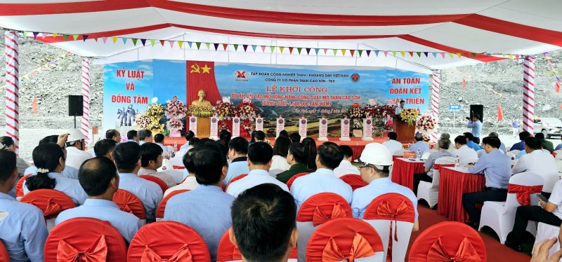 Toàn cảnh Quang cảnh lễ khởi công dự án mỏ Than Cao Sơn