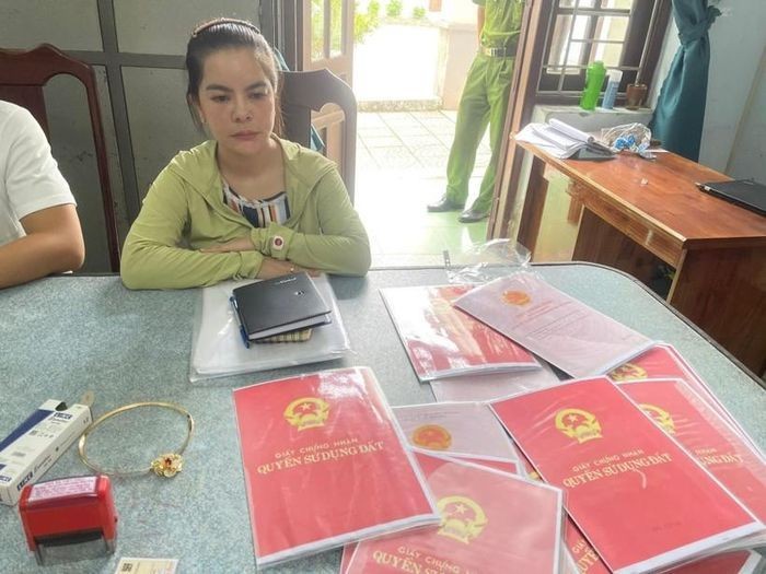 Đỗ Thị Yến Ly - "Anna Bắc Giang" phiên bản Đà Nẵng tại cơ quan công an (Ảnh: CAĐN)