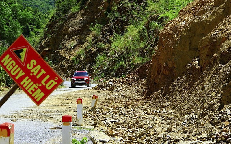 Chính quyền các địa phương trên địa bàn huyện Kỳ Sơn chủ động cắm biển cảnh báo sạt lở đất. (Ảnh: QA)