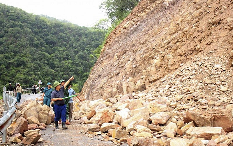 Nghệ An: Sạt lở đất do mưa lớn ở khu vực miền núi