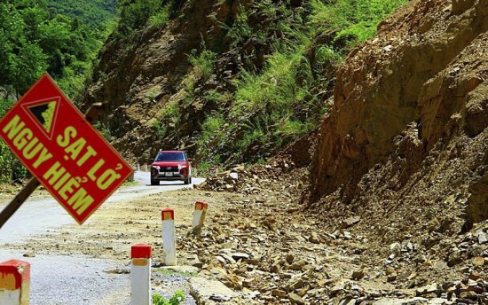 Nghệ An: Sạt lở đất do mưa lớn ở khu vực miền núi