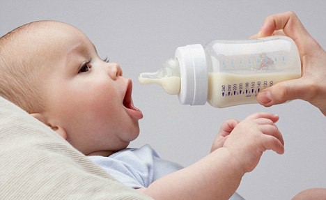 Tiếp thị sữa công thức sai lệch: Trách nhiệm thuộc về ai?