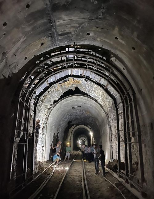 Sạt lở hầm đường sắt đoạn qua tỉnh Quảng Bình: 8 đoàn tàu phải dừng chờ