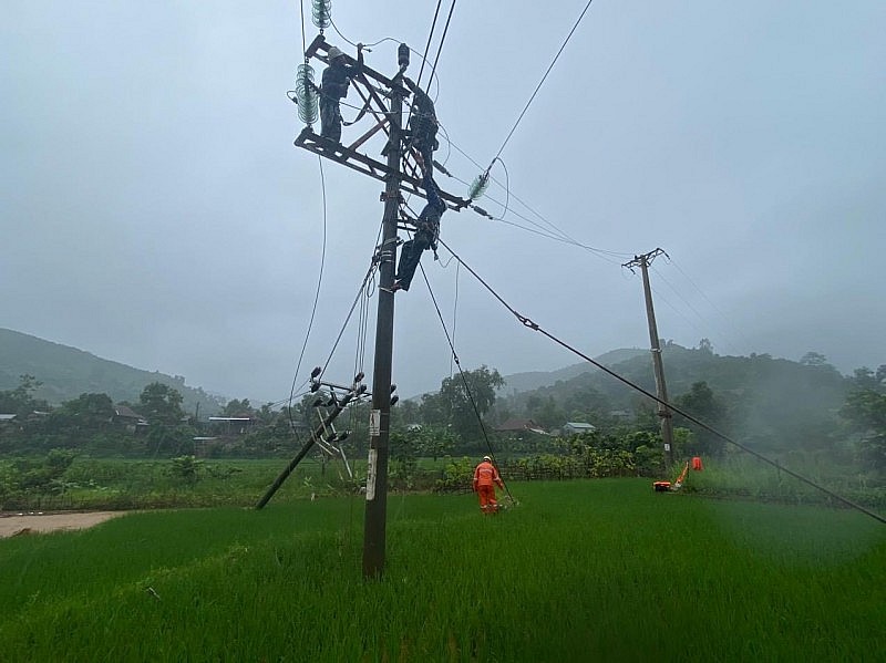 Chùm ảnh: Điện lực phía Bắc khẩn trương khắc phục sự cố điện do mưa lũ kéo dài