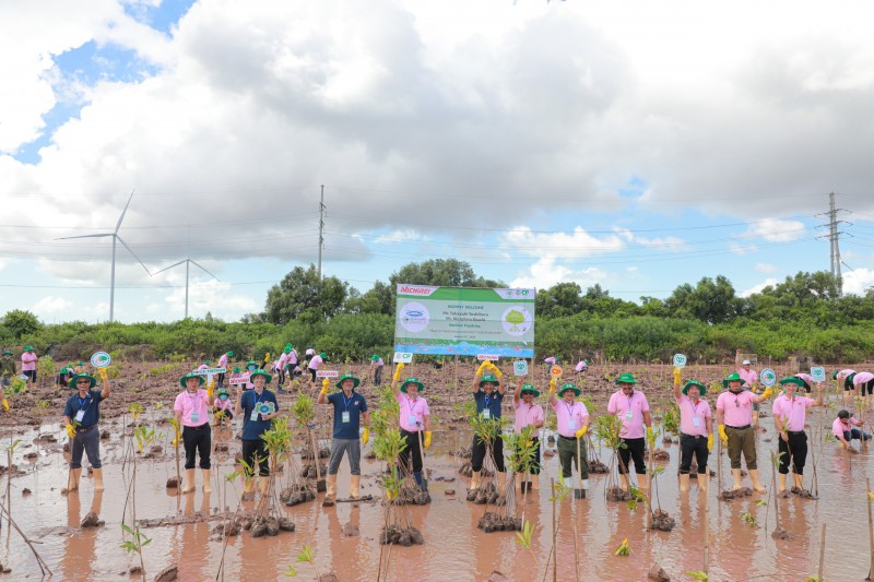 Khởi động dự án trồng cây bảo vệ đa dạng sinh học tại trang trại tôm C.P. Việt Nam