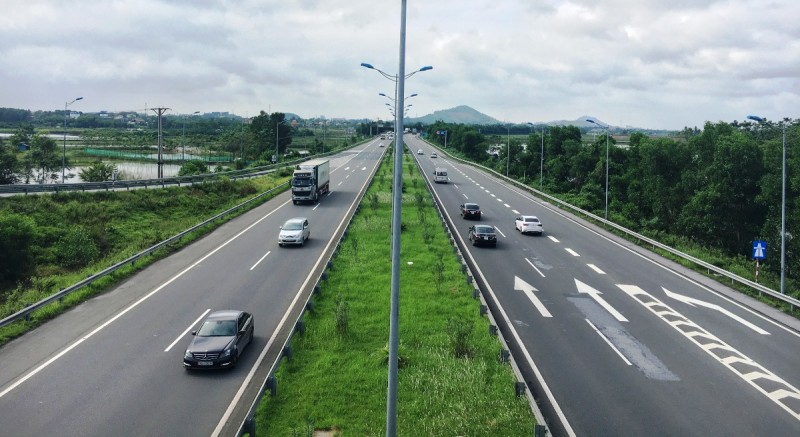 Thu phí đường bộ cao tốc do Nhà nước đầu tư: Có lo “phí trùng phí”