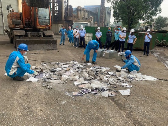 Quản lý thị trường Hà Nội: Tổ chức tiêu hủy 600kg hàng hóa vi phạm
