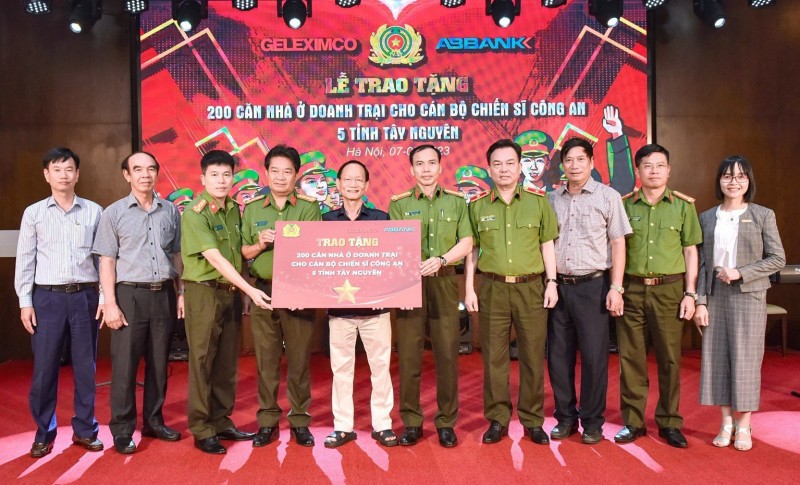 Doanh nhân Vũ Văn Tiền trao tặng 200 căn nhà ở doanh trại cho cán bộ chiến sỹ công an 5 tỉnh Tây Nguyên