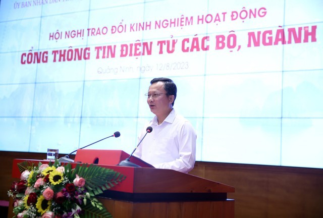 Ông Cao Tường Huy, Quyền Chủ tịch UBND tỉnh Quảng Ninh giới thiệu khái quát về tỉnh Quảng Ninh - Ảnh VGP/Quang Thương