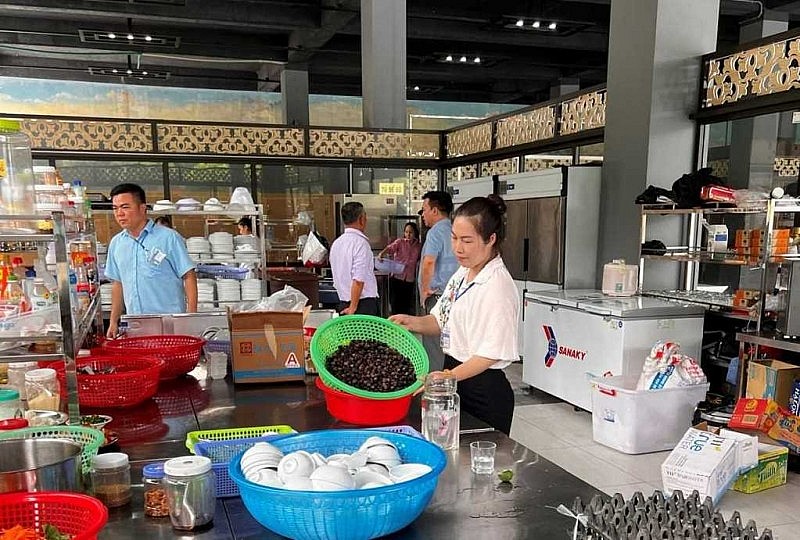 (Đoàn kiểm tra công tác vệ sinh an toàn thực phẩm tại bếp ăn của Khu nghỉ dưỡng Vạn Yên, huyện Vân Đồn. Ảnh: Quangninh.gov.vn)