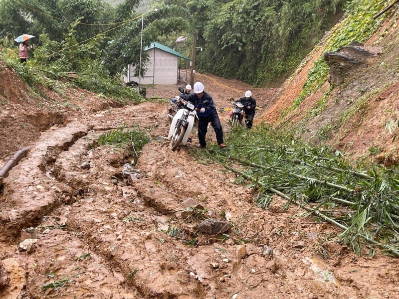 PC Sơn La: Nỗ lực khôi phục sự cố điện do mưa lũ trên địa bàn huyện Mường La, Quỳnh Nhai