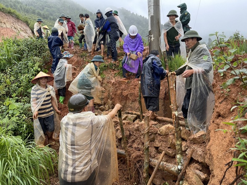 PC Sơn La: Nỗ lực khôi phục sự cố điện do mưa lũ trên địa bàn huyện Mường La, Quỳnh Nhai