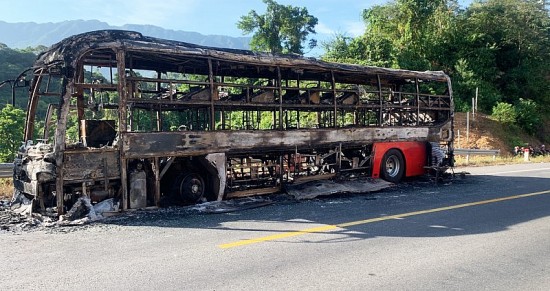 Thừa Thiên Huế: Hàng chục hành khách thoát thân khi xe khách bất ngờ bốc cháy