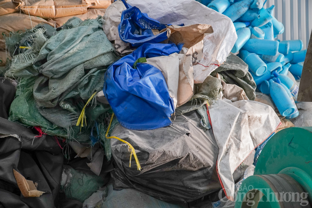‘Nhốt’ rác thải nhựa vào bê tông