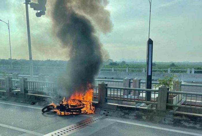 Hà Nội: Xe máy cháy rụi, giao thông ùn tắc trên cầu Vĩnh Tuy