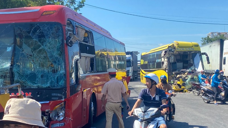 Tai nạn liên hoàn giữa 3 xe khách tại Phú Yên