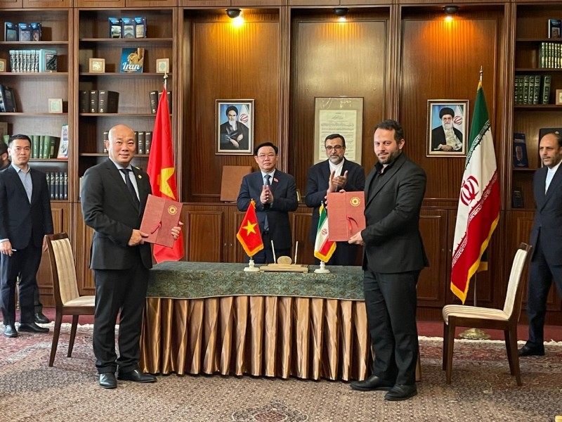 Chủ tịch Quốc hội Vương Đình Huệ chứng kiến lễ ký Thỏa thuận hợp tác giữa Cục Xúc tiến Thương mại Việt Nam và Tổ chức Xúc tiến thương mại Iran