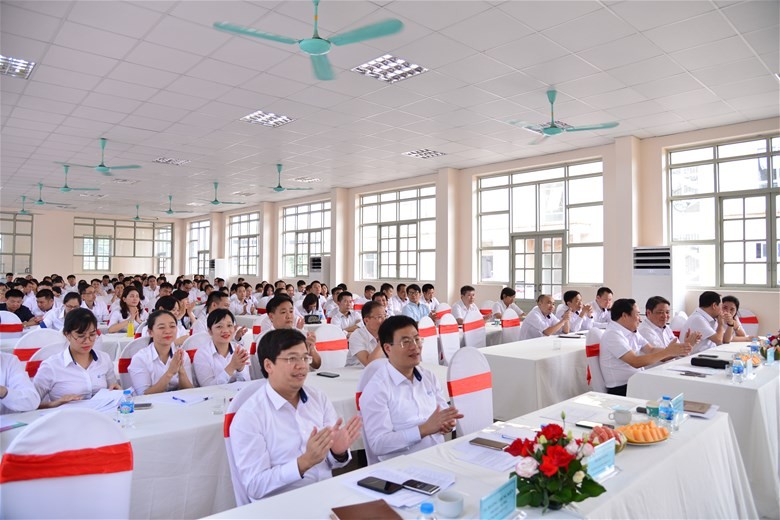 Lãnh đạo Trường Đại học Điện lực đối thoại với viên chức, người lao động