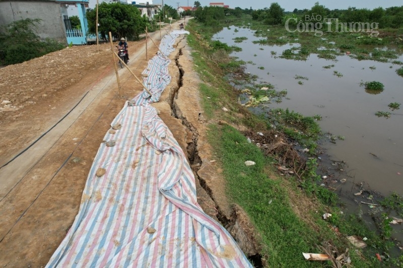 Thanh Hóa: Đê tả sông Càn sạt lở ảnh hưởng tới hàng nghìn hộ dân