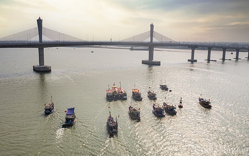 Cầu Cửa Hội bắc qua sông Lam và là cây cầu thứ 3 tại khu vực Vinh - Cửa Lò nối liền 2 tỉnh Nghệ An và Hà Tĩnh.