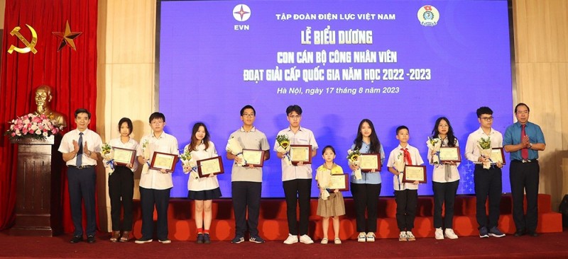 Công đoàn Điện lực Việt Nam khen thưởng con cán bộ công nhân viên chức EVN