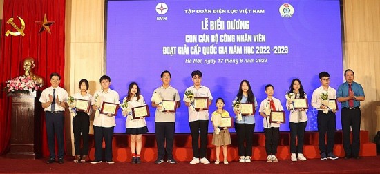 Công đoàn Điện lực Việt Nam khen thưởng con cán bộ công nhân viên chức EVN