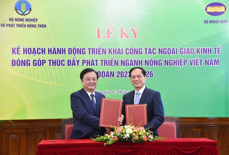 Bộ trưởng Ngoại giao Bùi Thanh Sơn và Bộ trưởng Bộ NN&PTNT Lê Minh Hoan đã ký Kế hoạch hành động giai đoạn 2023-2026 về ngoại giao kinh tế đóng góp thúc đẩy phát triển ngành Nông nghiệp Việt Nam