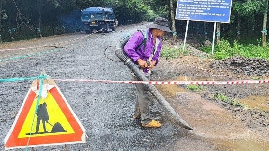 Đồng Nai: Yêu cầu làm rõ việc thi công thảm nhựa đường Sông Nhạn – Dầu Giây khi trời mưa