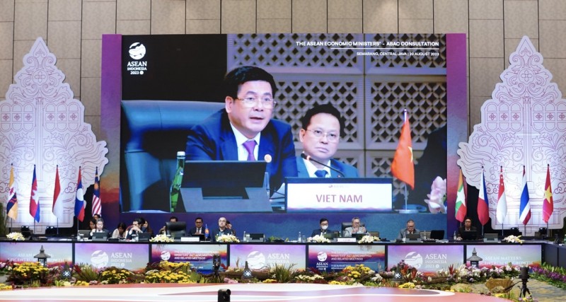 Đoàn Việt Nam do Bộ trưởng Bộ Công Thương Nguyễn Hồng Diên dẫn đầu