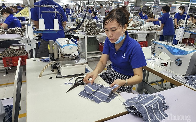 Công nhân sản xuất trong nhà máy FDI ở Nghệ An