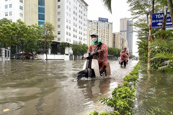 Nhiều tuyến đường Hà Nội bị ngập sau cơn mưa lớn kéo dài