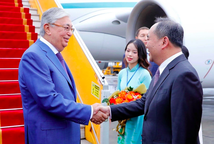 Chiều 20/8, chuyên cơ chở Tổng thống Kazakhstan Kassym-Jomart Tokayev cùng đoàn đại biểu cấp cao Kazakhstan hạ cánh tại sân bay Nội Bài (Hà Nội), bắt đầu chuyến thăm chính thức Việt Nam 3 ngày (20-22/8) theo lời mời của Chủ tịch nước Võ Văn Thưởng