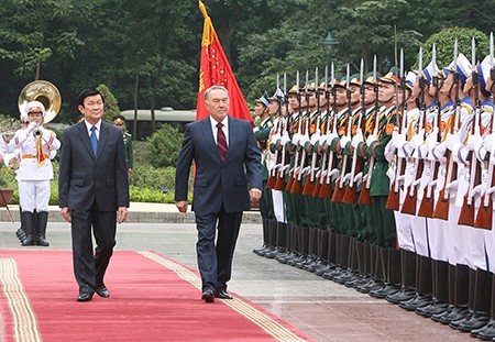 Chủ tịch nước Trương Tấn Sang và Tổng thống Cộng hoà Kazakhstan Nursultan Nazarbayev duyệt đội danh dự trong chuyến thăm chính thức Việt Nam, tháng 10/2011. (Ảnh: TTXVN) 