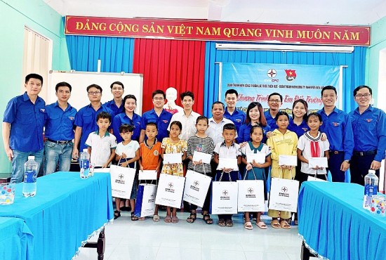 PC Thừa Thiên Huế: Trao nhiều phần quà trong chương trình “Cùng em đến trường”