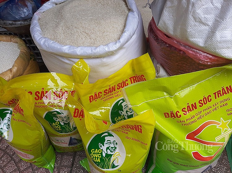 gạo được bán tại chợ dân sinh tại Hà Nội (ảnh Nguyễn Hạnh)