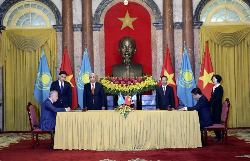 Chủ tịch nước Võ Văn Thưởng và Tổng thống Kazakhstan Kassym-Jomart Tokayev chứng kiến Lễ ký Kế hoạch hành động chung nhằm thúc đẩy hợp tác kinh tế-thương mại giai đoạn 2023 - 2025 giữa Chính phủ hai nước