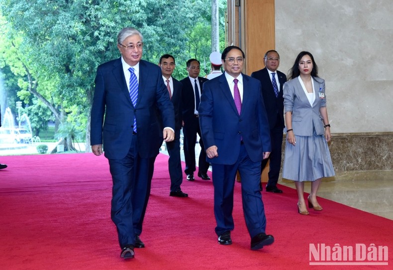 [Ảnh] Thủ tướng Phạm Minh Chính đón và hội kiến với Tổng thống Cộng hòa Kazakhstan ảnh 1