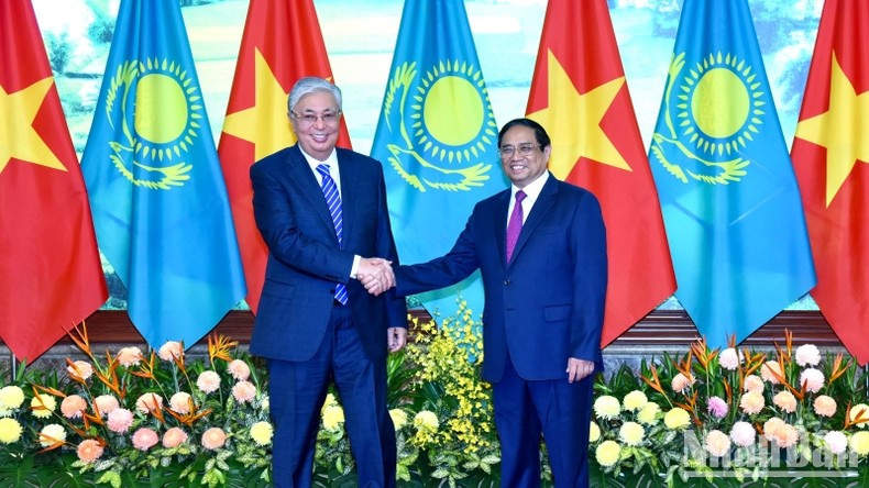 [Ảnh] Thủ tướng Phạm Minh Chính đón và hội kiến với Tổng thống Cộng hòa Kazakhstan ảnh 2