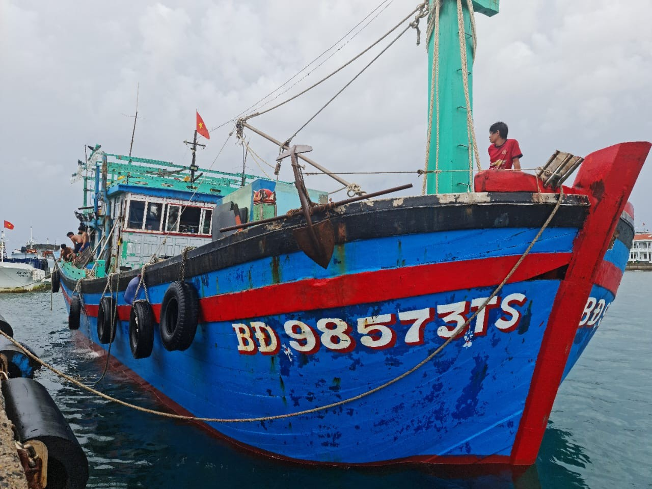 Trung tâm dịch vụ hậu cần - kỹ thuật đảo Trường Sa giúp ngư dân Bình Định sửa chữa tàu cá
