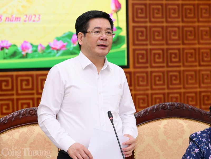 Bộ trưởng Nguyên Hồng Diên làm việc tại Lai Châu