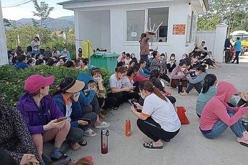 Hà Tĩnh: Bức xúc do bị chậm lương, 300 công nhân may đình công