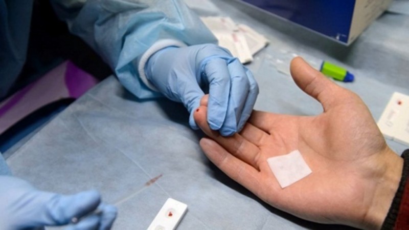 Vụ nhóm Bông hồng đen tự ý lấy máu để xét nghiệm HIV cho học sinh: Trách nhiệm thuộc về ai?