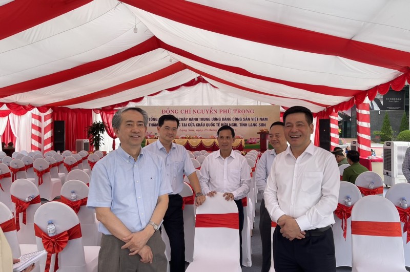 Bộ trưởng Nguyễn Hồng Diên trao đổi với Đại sứ Hùng Ba về hợp tác công nghiệp- thương mại