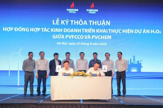 PVFCCo và PVChem ký kết hợp đồng hợp tác kinh doanh dự án Nhà máy sản xuất nước oxy già