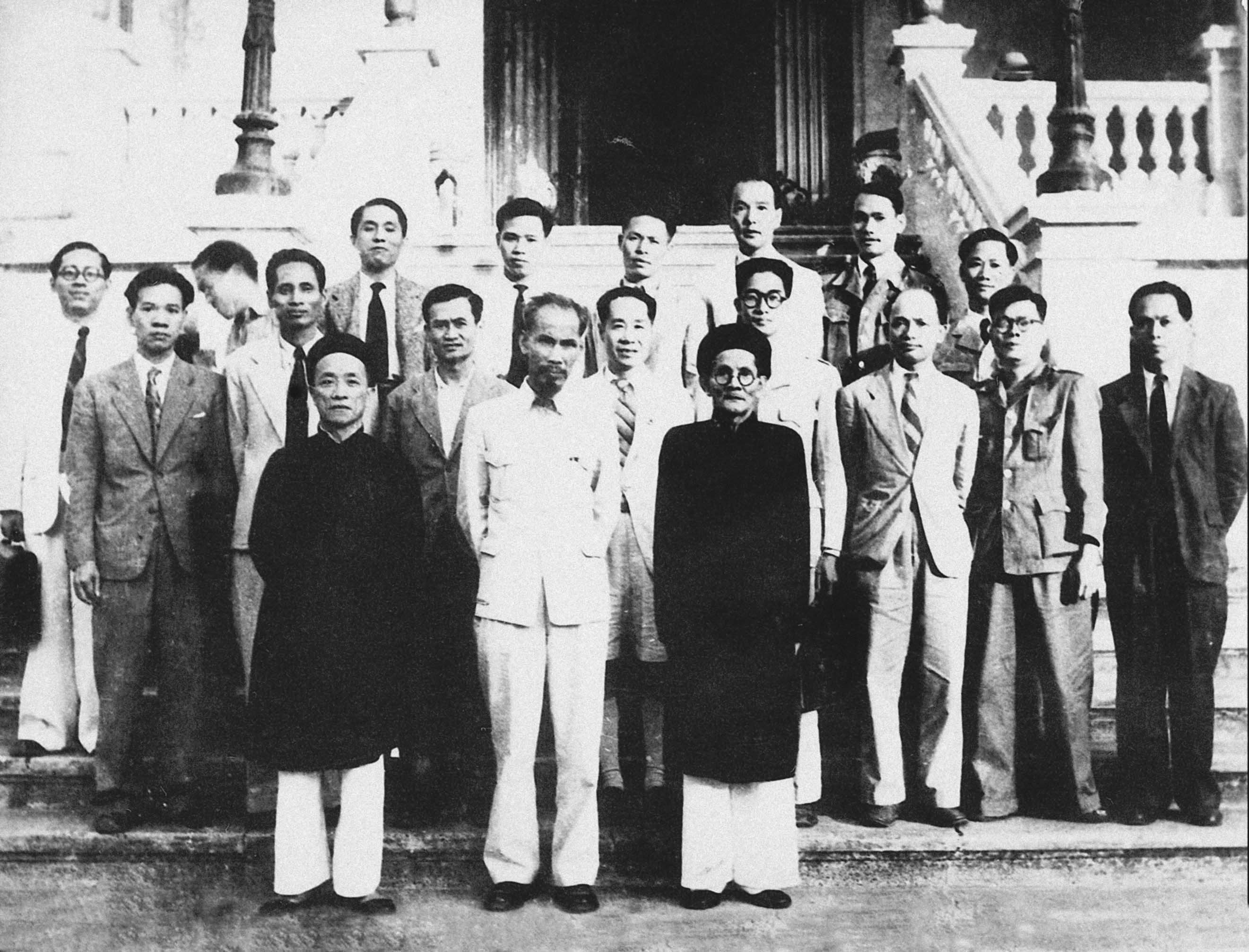 Bác Hồ và những member vô nhà nước nước nước ta dân ngôi nhà nằm trong hòa được Quốc hội bầu bên trên kỳ họp loại nhì, Quốc hội khóa 1 (3-11-1946)