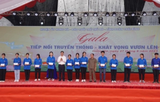 Huyện Hưng Hà vinh danh học sinh xuất sắc, phát huy truyền thống hiếu học của quê hương