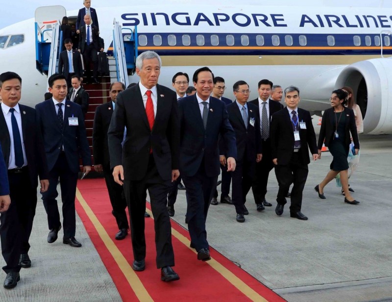 Chiều 27/8, chuyên cơ chở Thủ tướng Singapore Lý Hiển Long cùng đoàn đại biểu Singapore đã hạ cánh xuống sân bay quốc tế Nội Bài (Hà Nội), bắt đầu chuyến thăm chính thức tới Việt Nam từ ngày 27-29/8 theo lời mời của Thủ tướng Chính phủ Phạm Minh Chính.