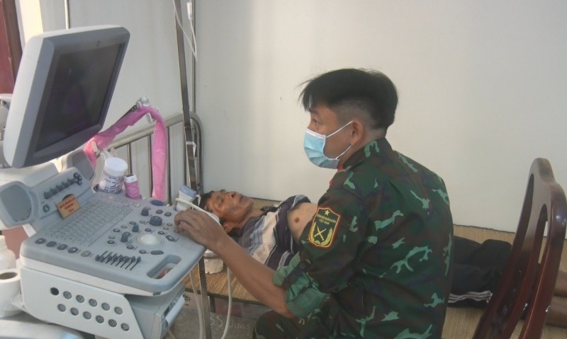 Quân y đảo Phan Vinh thăm, khám sức khỏe cho bệnh nhân Hồ Văn Huệ. Ảnh: Nguyễn Xuân