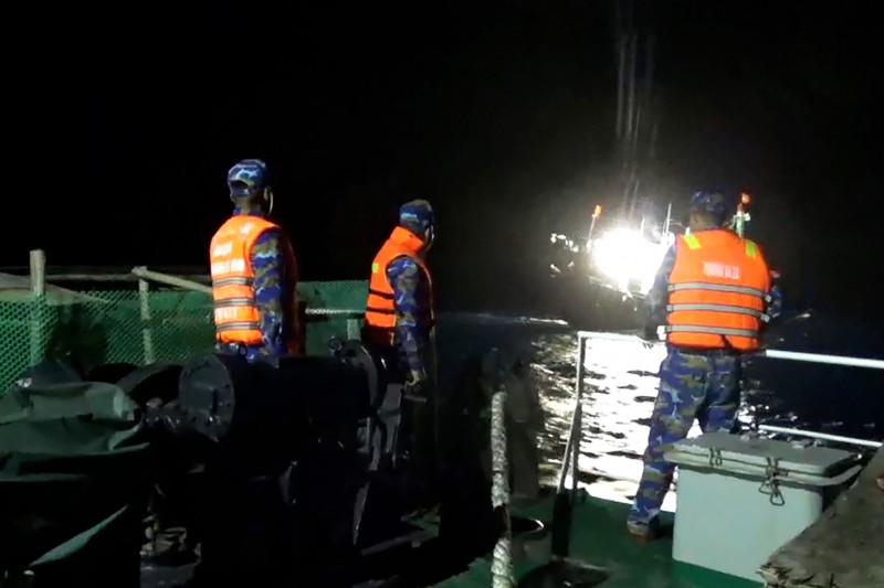 Vùng 4 Hải quân cứu tàu cá và 13 ngư dân trôi dạt trên biển
