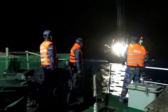 Vùng 4 Hải quân cứu tàu cá và 13 ngư dân trôi dạt trên biển